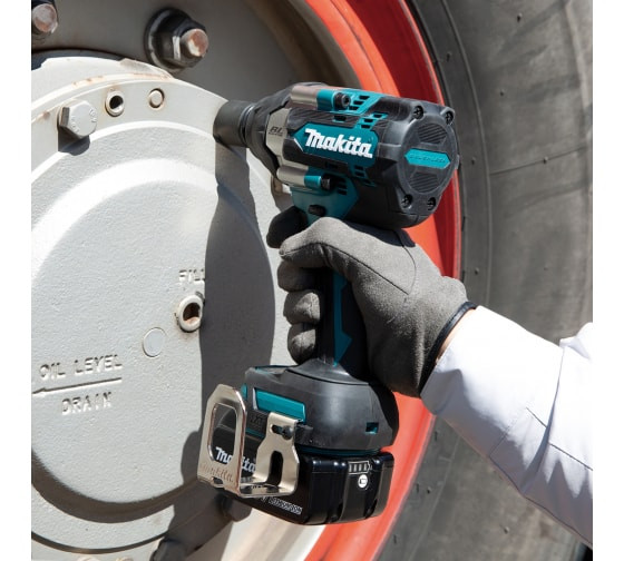 Аккумуляторный ударный гайковерт Makita DTW700RF1J (1 х 3Ач,  ЗУ)