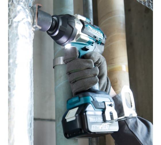 Аккумуляторный ударный гайковерт Makita DTW700RT1J (1 х 5Ач,  ЗУ)