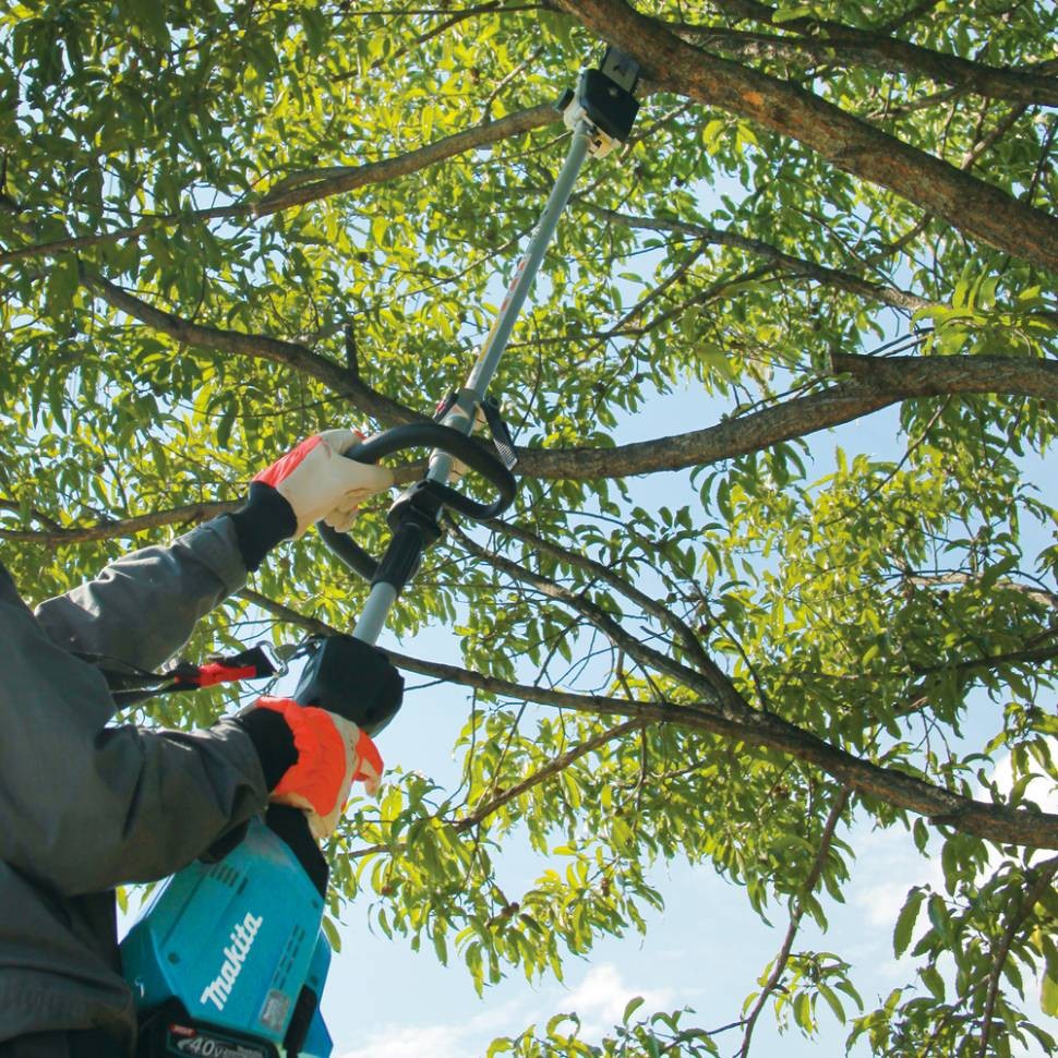 Аккумуляторный комбимотор Makita UX01GZ + Насадка снегоуборщик (лопата) SN400MP Аккумуляторный комбимотор Makita UX01GZ + Насадка снегоуборщик (лопата) SN400MP