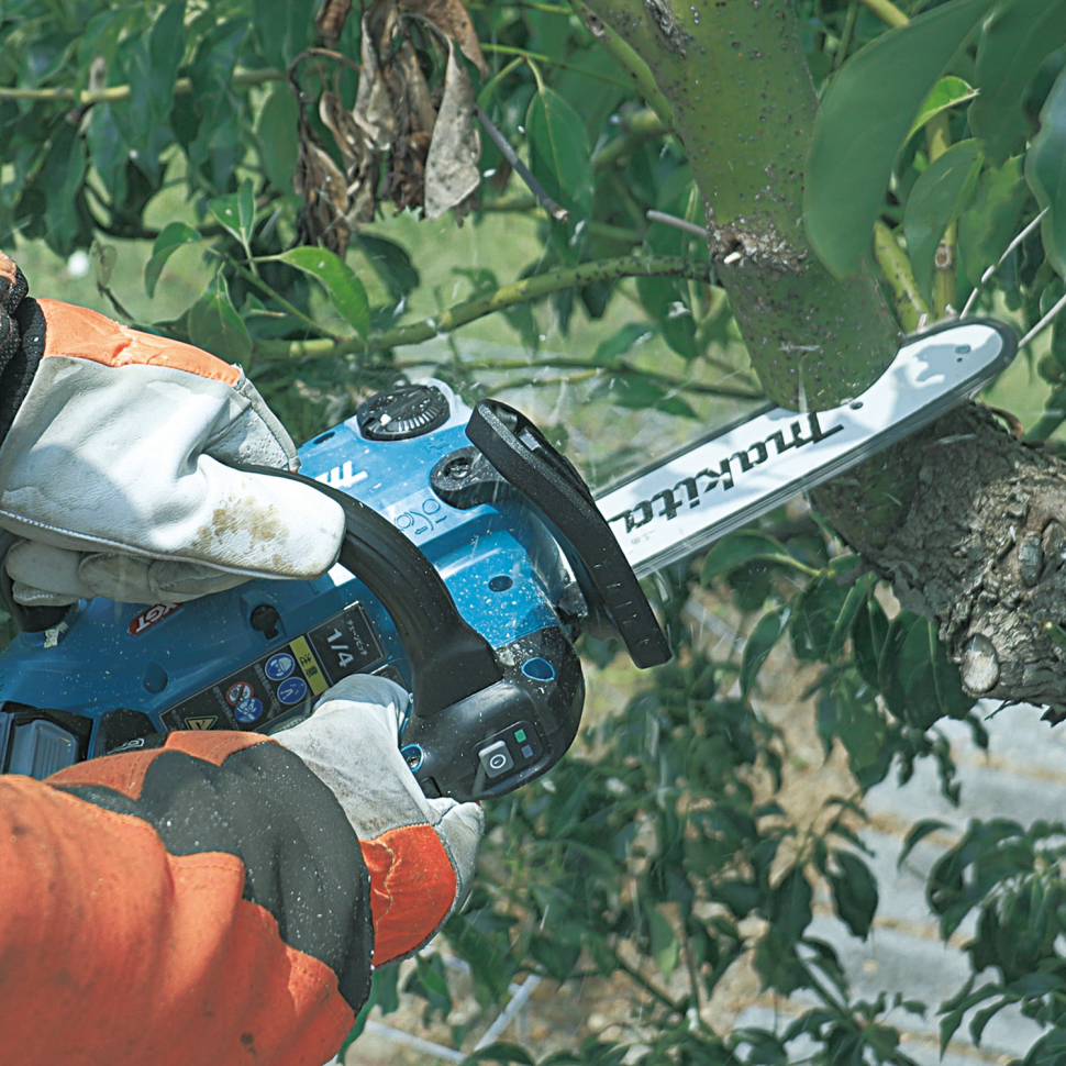 Аккумуляторная цепная пила Makita UC031GZ, 40V, шина 25см (без АКБ и ЗУ) Аккумуляторная цепная пила Makita UC031GZ, 40V, шина 25см (без АКБ и ЗУ)